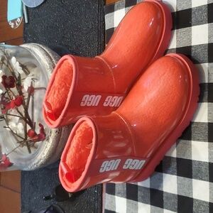 UGG Boots sz 6, color pink reddish, new never worn!